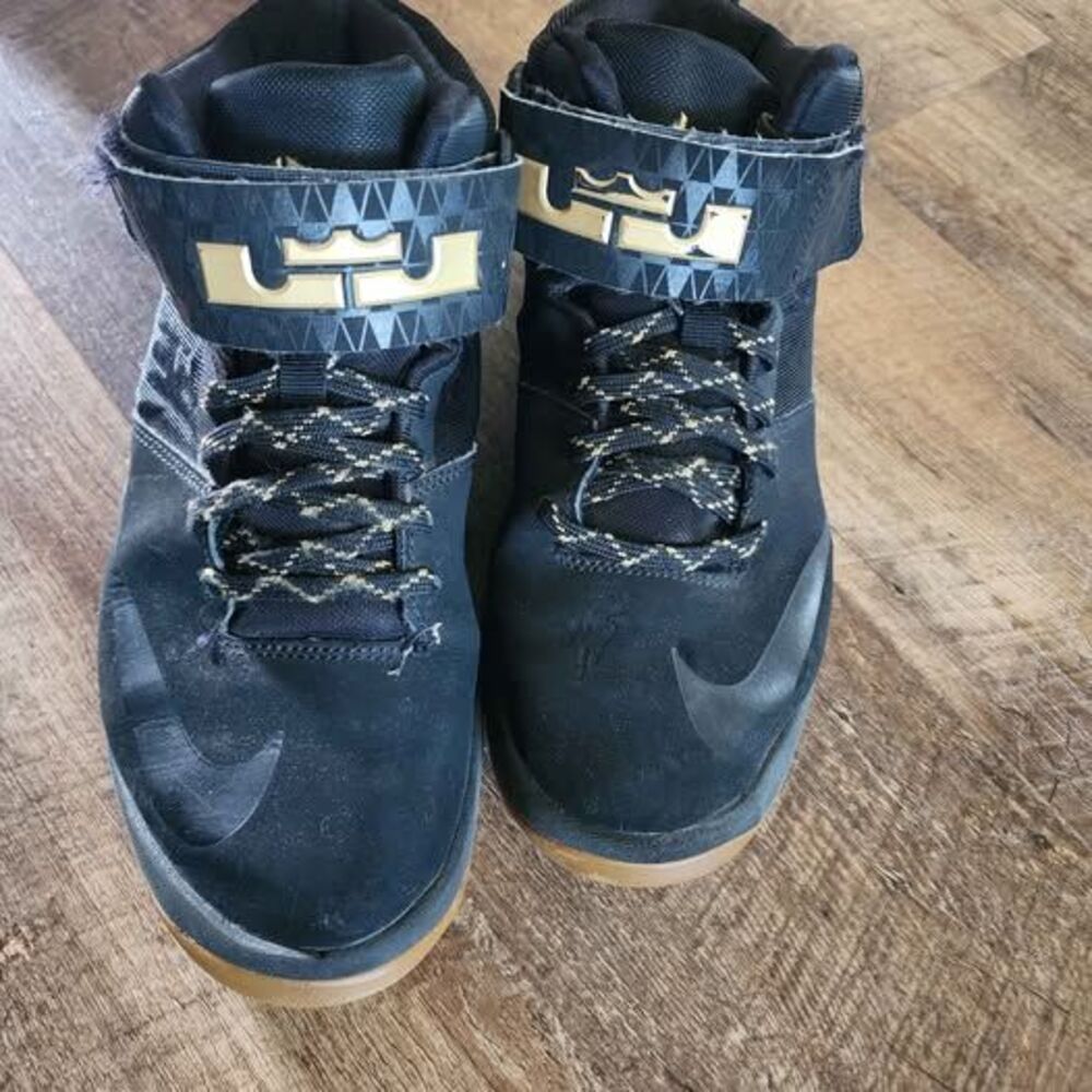 Nike Air LeBron Akronite Black/Metallic Gold size 6.5Y